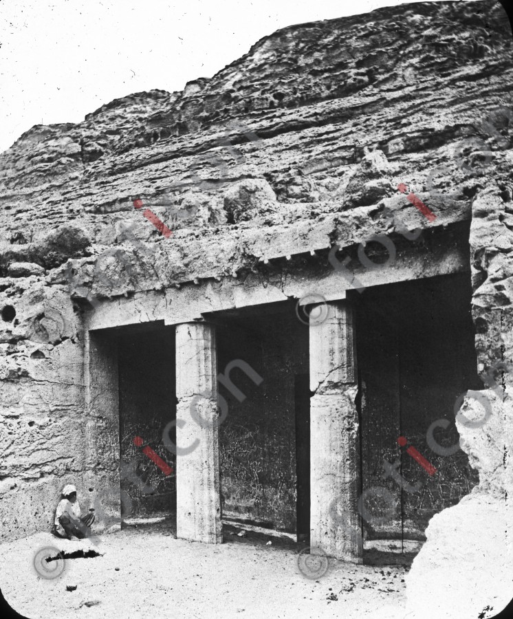 Grabeingang bei Beni Hassan | Entrance to the grave at Beni Hassan (foticon-simon-008-031-sw.jpg)